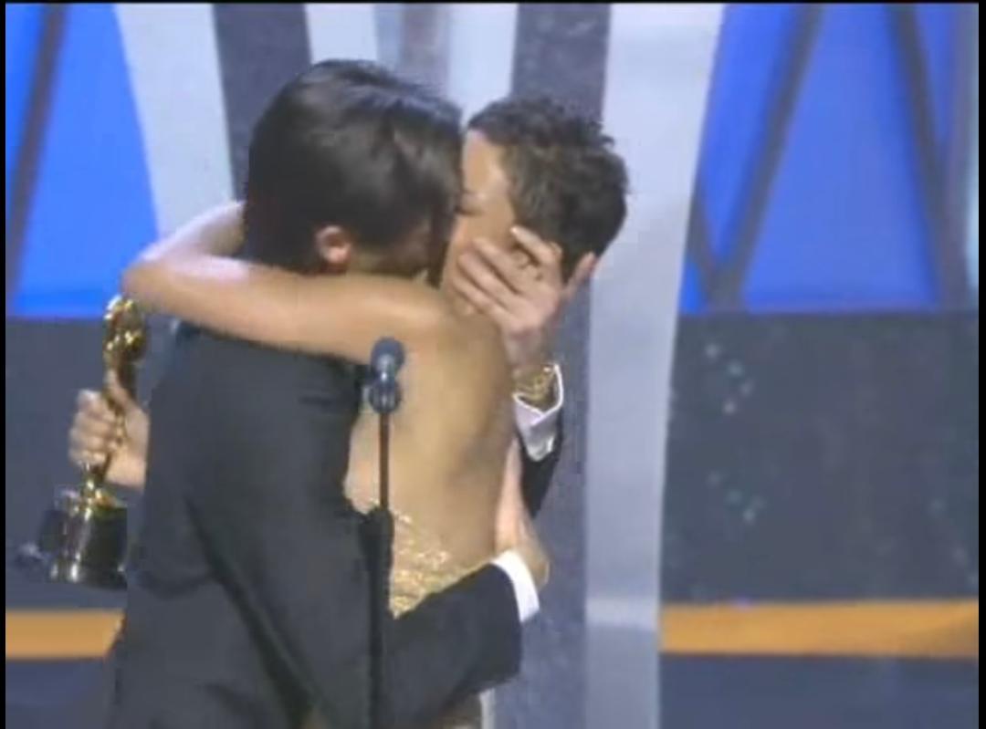 Picture: Adrien Brody kisses Halle Berry upon winning Best Actor for The Pianist 
