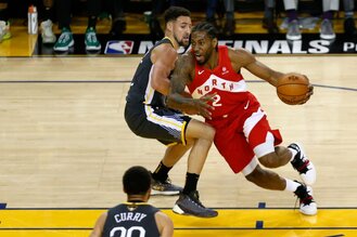 Picture: Kawhi Leonard drives to hoop on defender Klay Thompson in game 4 of NBA Finals